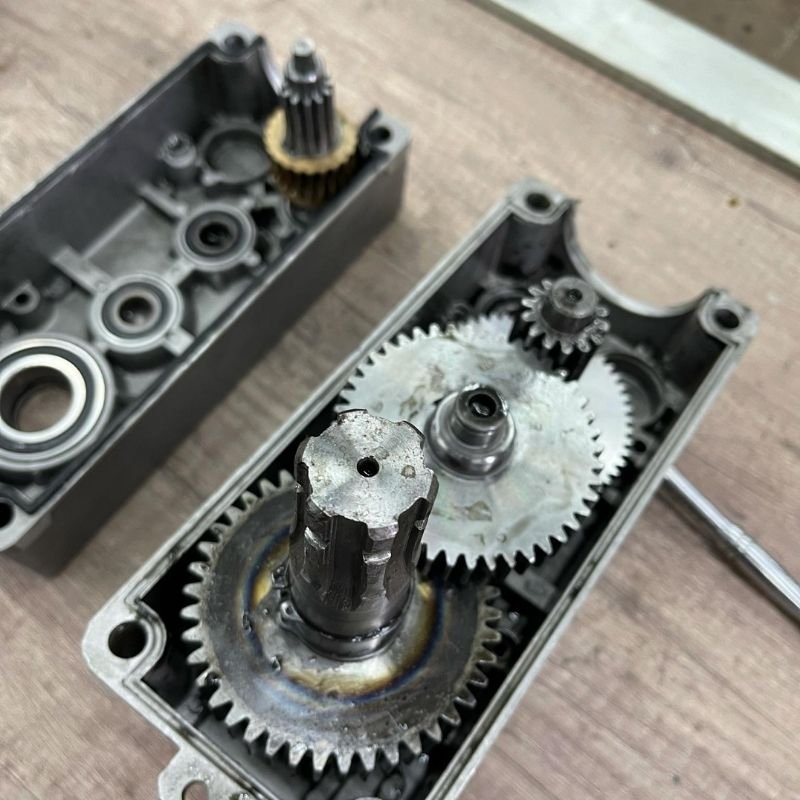 Reparación de motor en portón levadizo. Reemplazo de engranajes internos, rulemanes, juntas y aplicación de nueva lubricación para optimizar el funcionamiento. Trabajo realizado por HERREELEC.